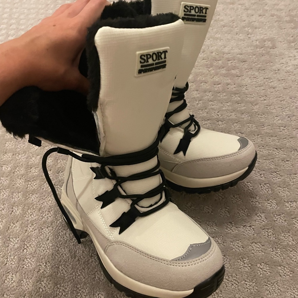 New womens ski boots Size 8